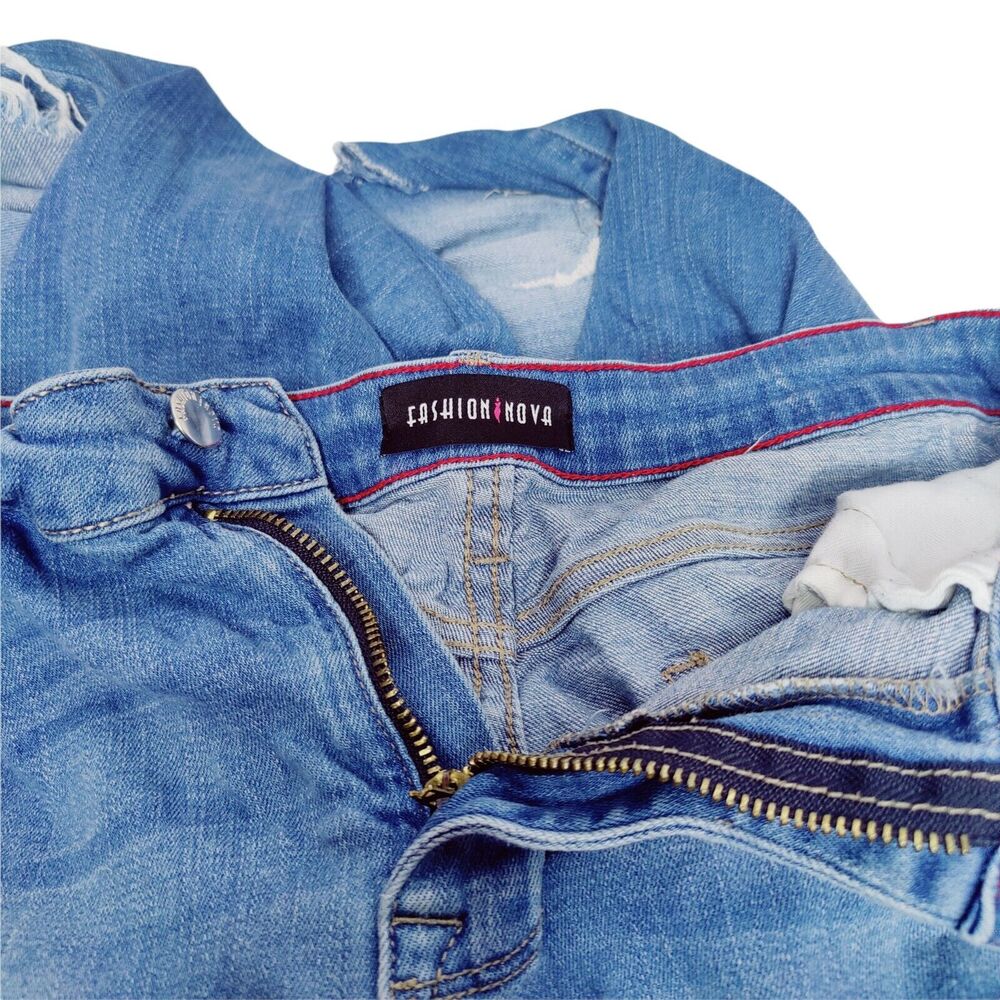 Fashion Nova Junior Size 9 Light Wash Denim Stretchy Distressed Skinny Jeans - Picture 2 of 5